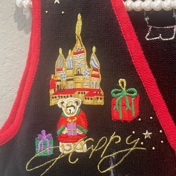 Christmas knit vest with zipper featuring landmarks from around the World - Picture 4 of 11